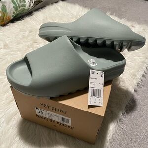 Men Yeezy slides size 12